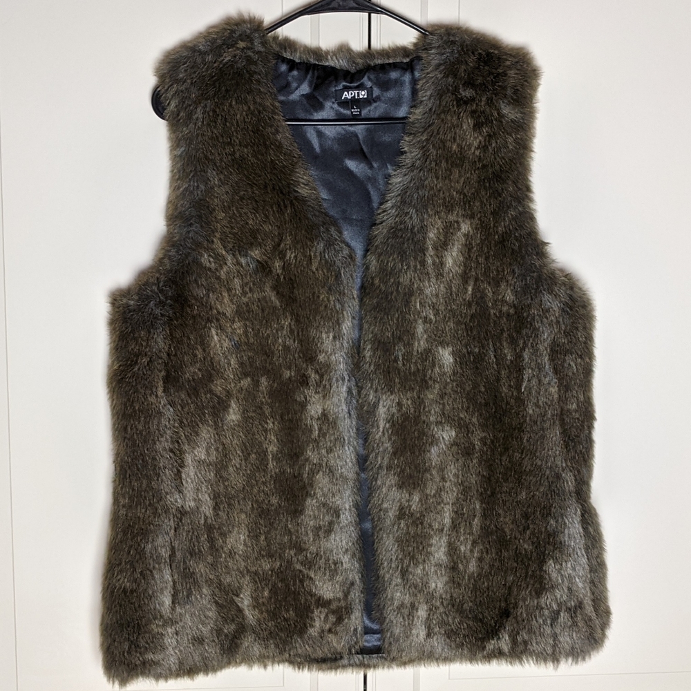 Apt. 9 Faux Fur Vest Hook Closure